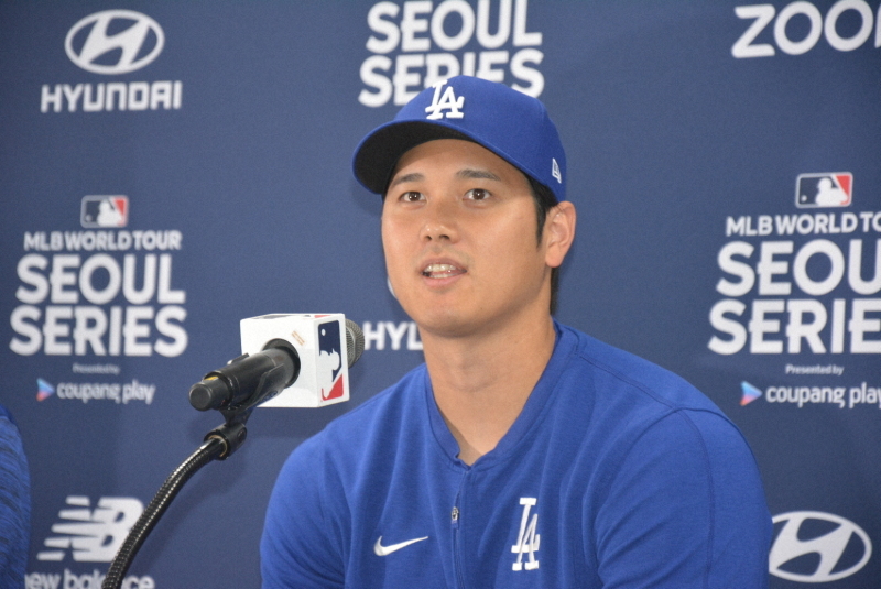 記者会見するドジャースの大谷翔平選手＝ソウル市内の高尺スカイドームで2024年3月16日、坂口裕彦撮影