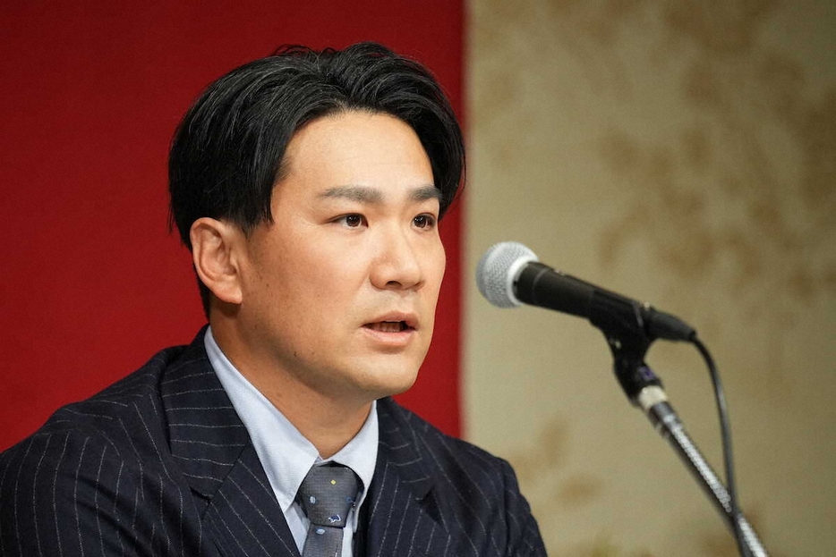 ＜田中将大巨人入団会見＞会見で報道陣の質問に答える田中将（撮影・沢田　明徳）