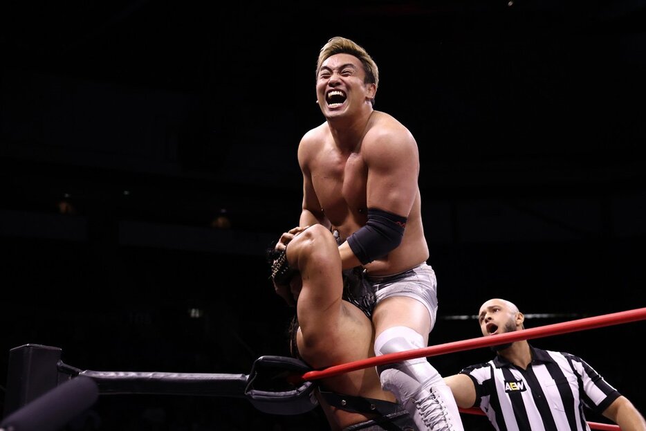 オカダ・カズチカはコーナーでビースト・モートスを追い込む ©All Elite Wrestling