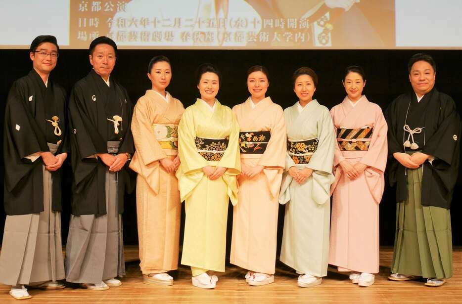 春秋座の芸術監督を務める藤間勘十郎（右端）ら「百華彩鳳　風花に遊ぶ」京都公演の出演者たち＝京都市左京区