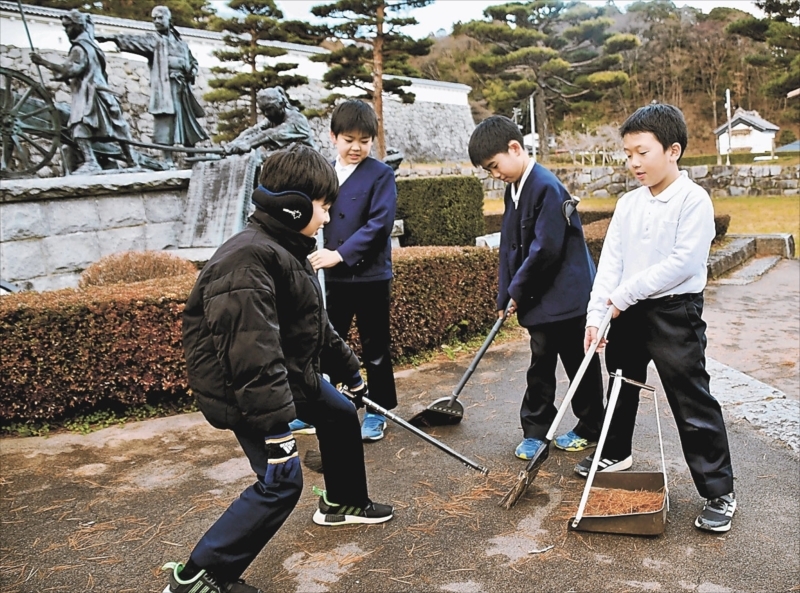 二本松少年隊群像前を清掃する（左から）菅野さん、佐藤さん、熊本さん、高鷹さん