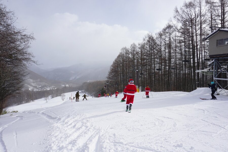 クリスマスイブには、やまぼうしゲレンデにたくさんのサンタクロースが出現！（撮影：松元麻希）