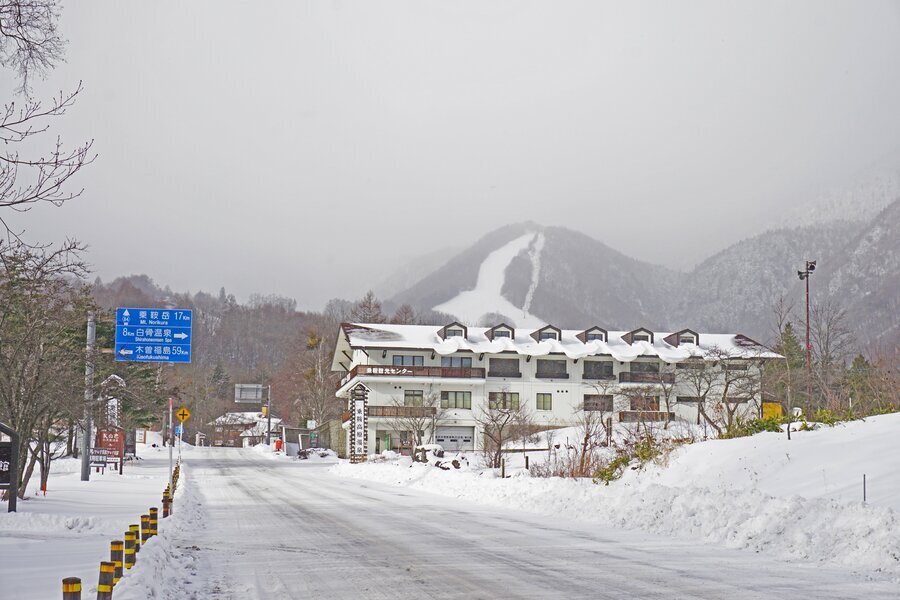 2024年12月24日現在の乗鞍高原。山の上までしっかり雪が付いている。本オープン（12/28）が待ち遠しい……