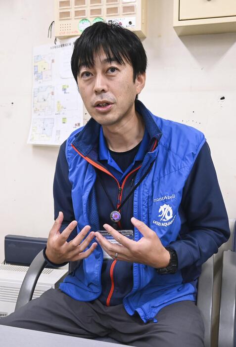 取材に応じる魚津水族館の不破光大学芸員＝富山県魚津市