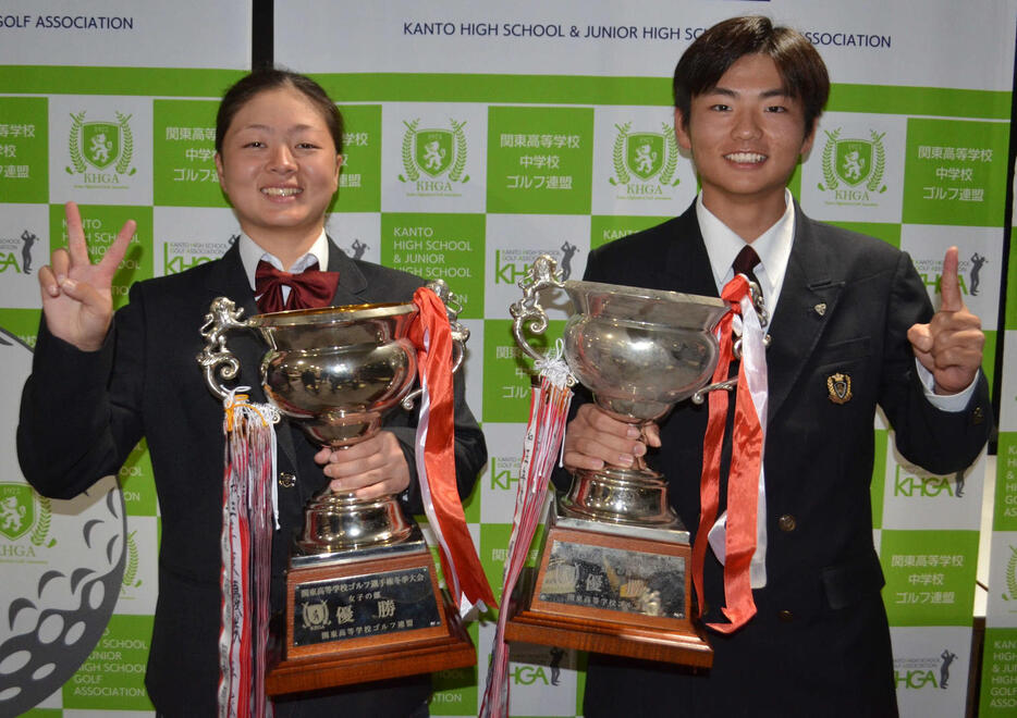 連覇を果たした田村萌来美（左）と初優勝した大郷喜一