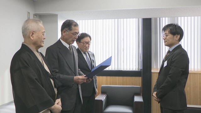 岡山県医師会と岡山県産婦人科医会の代表らが県の保健医療部長に要望書を提出