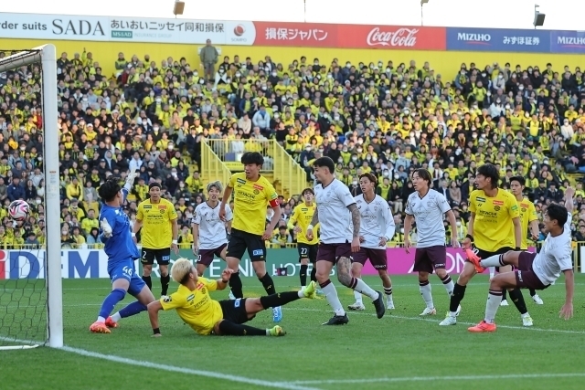 後半ATに神戸の武藤（右端）に同点弾を決められた柏。写真：梅月智史（サッカーダイジェスト写真部）