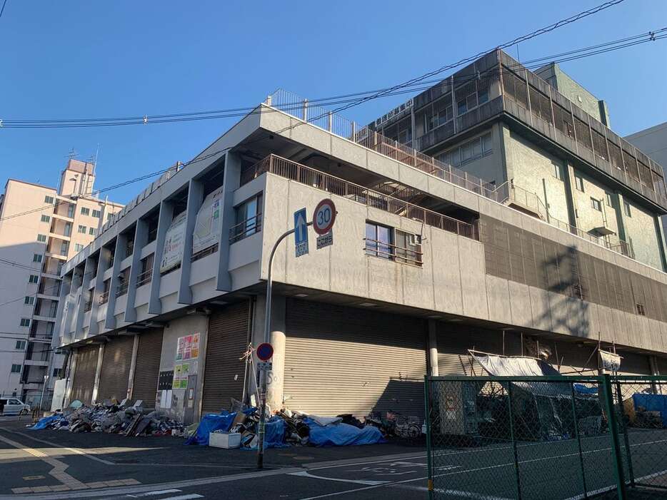 建て替えられる「あいりん総合センター」＝大阪市西成区