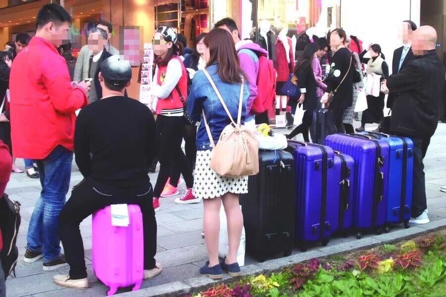 かつて見られた中国人旅客のイメージ（画像：写真AC）