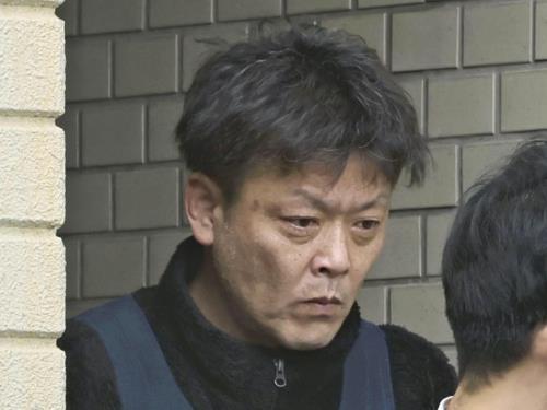 小倉南署を出る平原容疑者（２１日）