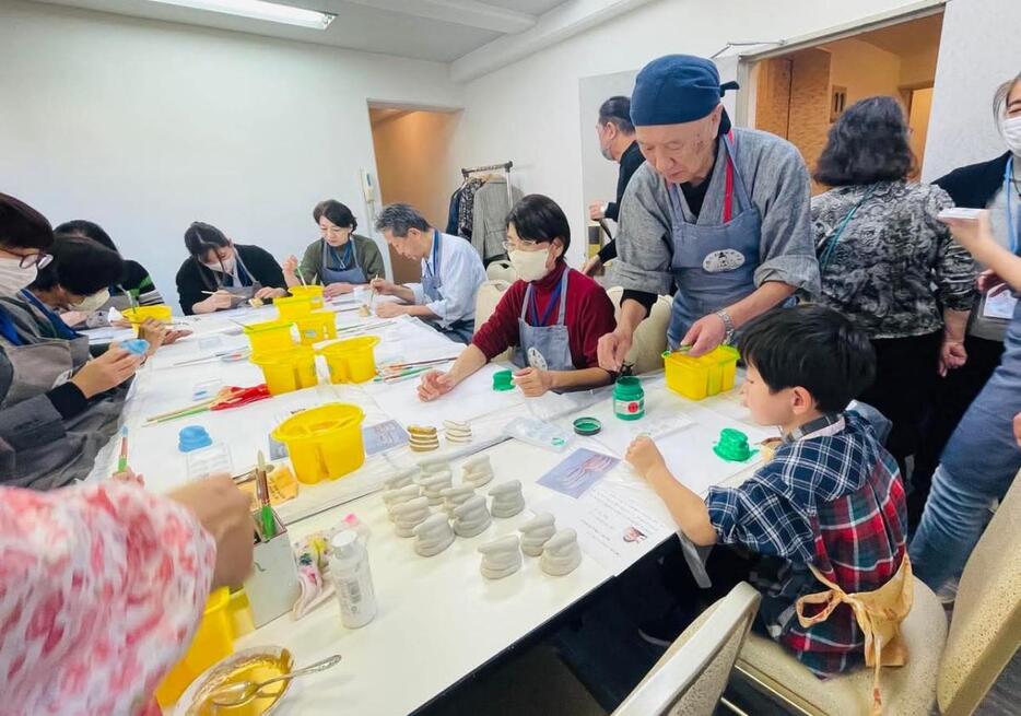 秋田の伝統工芸体験　八橋人形で来年の干支の絵付けと、輪島塗り体験も