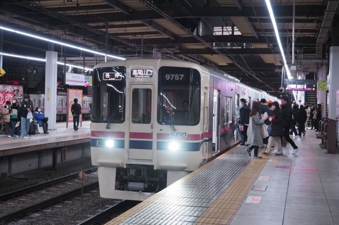 2024年1月1日午前3時前の高幡不動駅の賑わい（画像提供：京王電鉄）