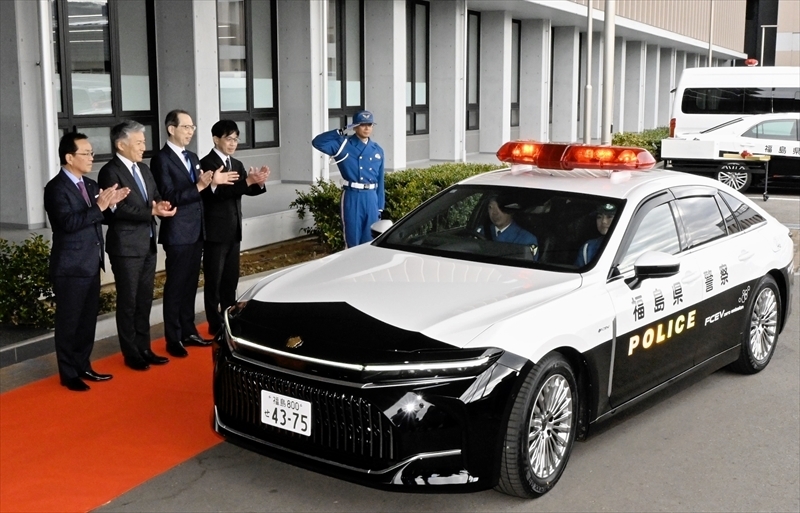 水素燃料電池パトカーの出動を拍手で見送る（左から）蔵敷、清水、内堀、森末の各氏