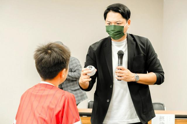 病院での座談会に参加し、少年と話す摂津さん=2024年9月15日、長崎県対馬市、本人提供