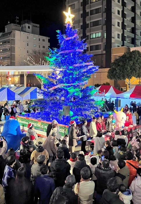 まちなか広場で輝くクリスマスツリー