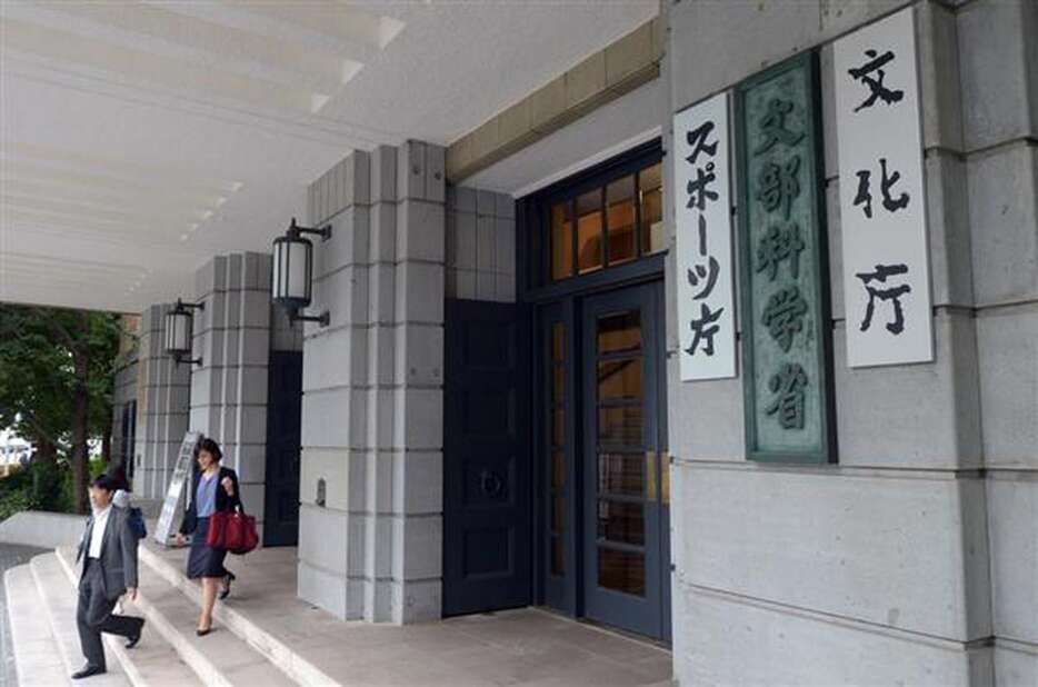 文部科学省＝東京都千代田区（鴨川一也撮影）