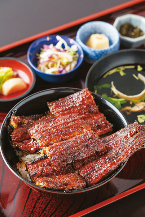 『うなぎや』上うなぎ丼　4800円　肝吸いと漬物の他、箸休めにぴったりのサラダと小鉢も付く。ご飯の大盛りとおかわりは無料。持ち帰りの「上弁当」は3700円。4切れの「うなぎ丼」（3500円）や「3切れ丼」（2900円）もある