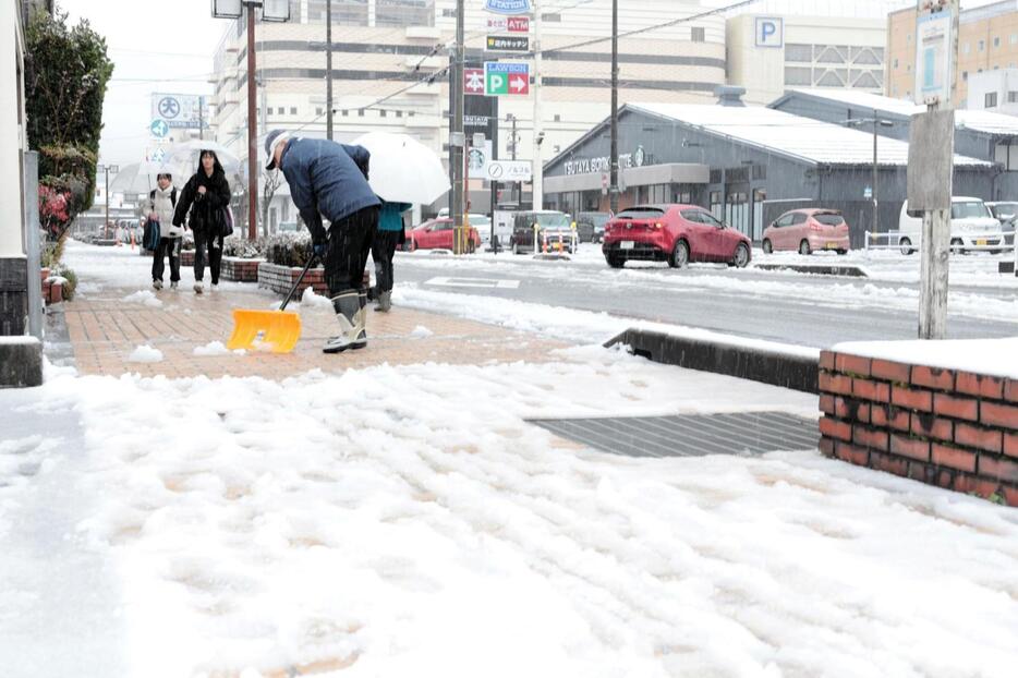 雪化粧となった豊岡市の市街地＝同市寿町