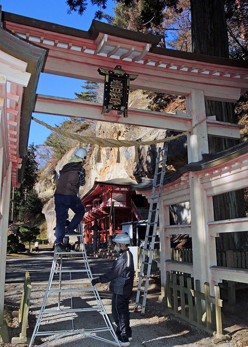 達谷窟毘沙門堂前の参道に立つ三之鳥居で行われたしめ縄の張り替え作業