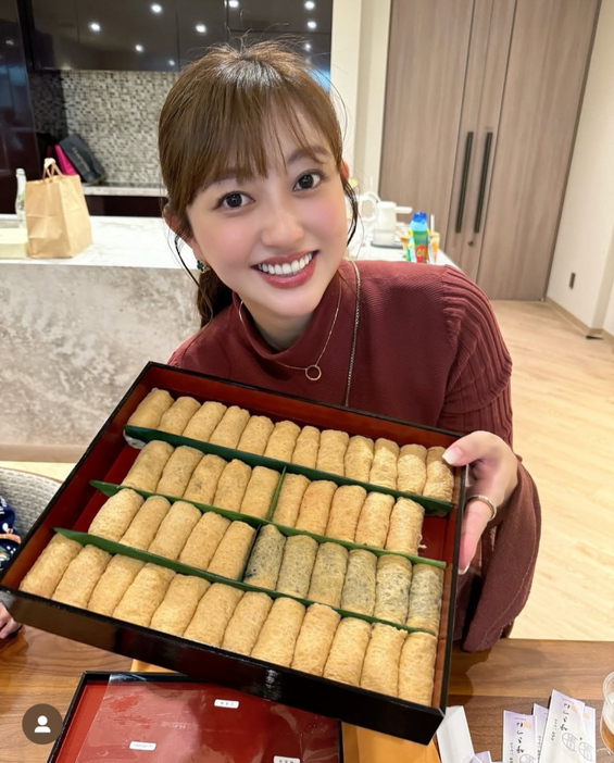 菊地亜美「昨日は幼稚園のクリスマス会 からの年少さんで集まってクリスマスパーティー」（写真はインスタグラム ＠amikikuchi0905 より）