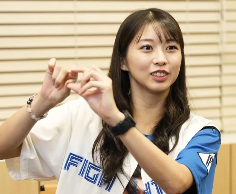 インタビューに答える牧野真莉愛さん＝２０２４年１１月