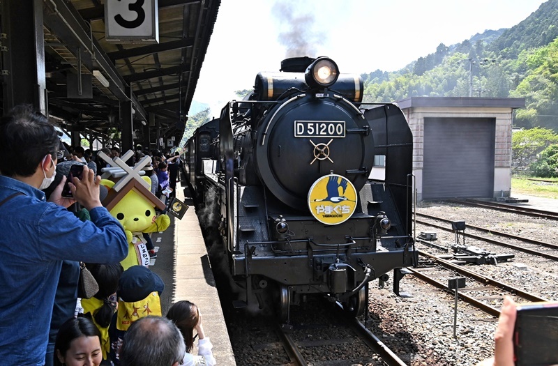 ２０２４年の運行初日、ＪＲ津和野駅に到着したＳＬやまぐち号＝島根県津和野町後田