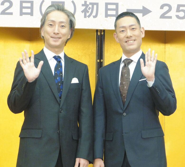 猿若祭への意気込みをアピールした中村勘九郎（右）と中村七之助