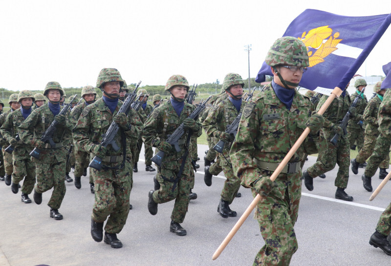 陸自第15旅団の観閲式に臨む隊員たち。今後、部隊の増強が計画される＝那覇市の陸自那覇駐屯地で2022年11月6日、比嘉洋撮影