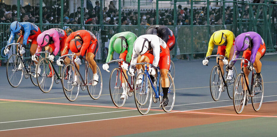 ＫＥＩＲＩＮグランプリのゴール直後（１番車が１着の古性優作、６番車が２着の清水裕友）