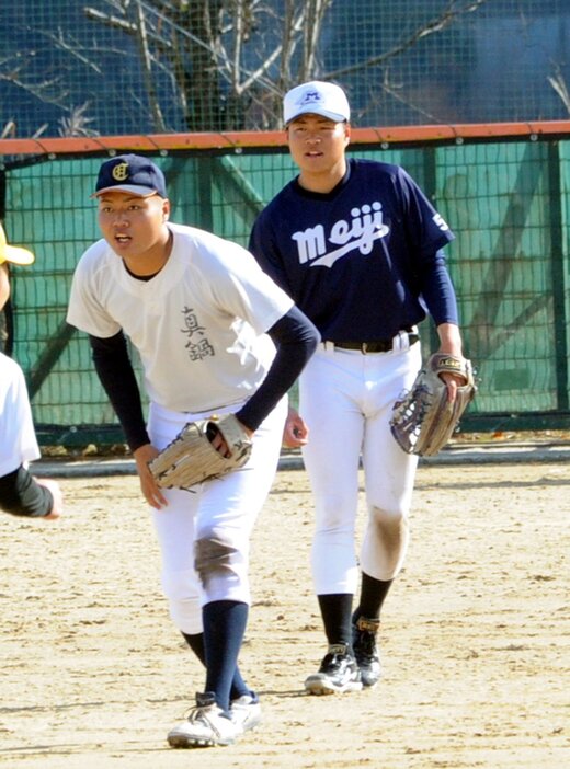 外野ノックを受ける真鍋（左）と田上