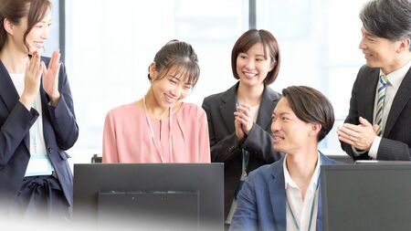 些細なことでも、相手に「できた」「役に立った」という実感を持ってもらえれば、相手の自信を醸成することができます（写真：eizan／PIXTA）