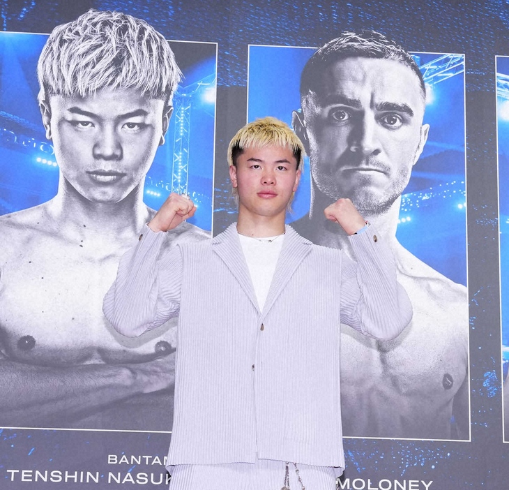 ＜Prime　Video　Boxing　11会見＞対戦相手のモロニーの写真をバックにポーズを決める那須川（撮影・木村　揚輔）　