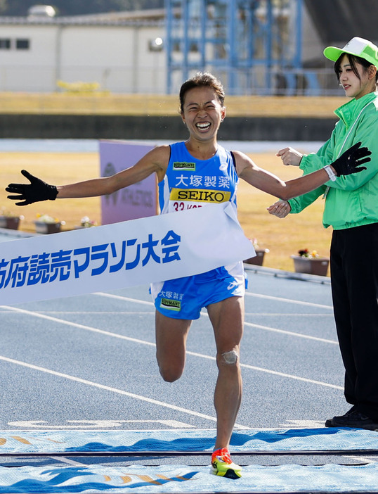 女子で優勝した小林香菜＝キリンレモンスタジアム陸上競技場