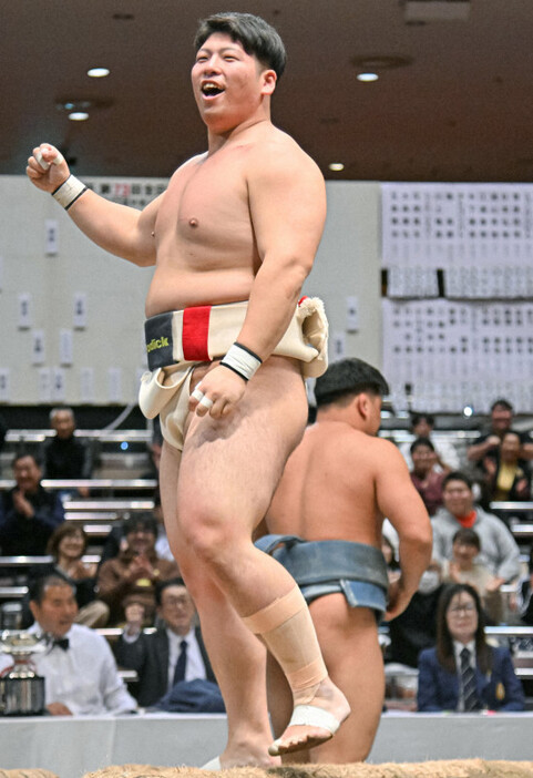 相撲の第73回全日本選手権で優勝し、喜ぶソディックの池田俊。後ろは敗れた日体大のトワードルジ・ブフチョローン＝両国国技館で2024年12月1日、新宮巳美撮影