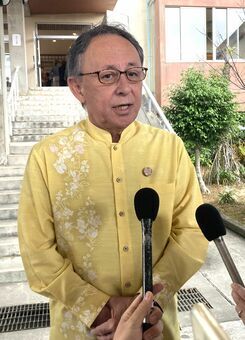 記者団の取材に応じる沖縄県の玉城デニー知事＝28日午後、沖縄市の農民研修センター