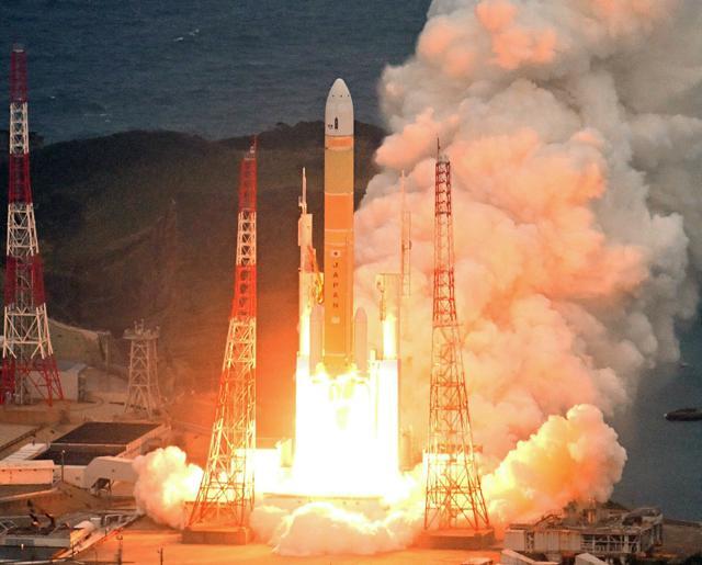 Xバンド防衛通信衛星「きらめき3号」を搭載し、打ち上げられたＨ3ロケット4号機=2024年11月4日午後3時48分、鹿児島県の種子島宇宙センター、朝日新聞社ヘリから、日吉健吾撮影