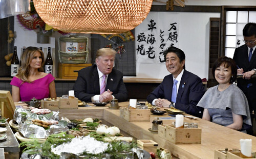 炉端焼き店での夕食会を楽しむ（左から）メラニア夫人、トランプ米大統領（当時）、安倍首相（当時）、昭恵夫人＝代表撮影（東京都港区、２０１９年５月）