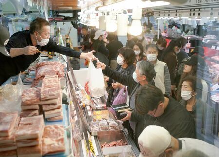 多くの買い物客でごった返す那覇市第一牧志公設市場＝３０日、那覇市松尾（竹花徹朗撮影）