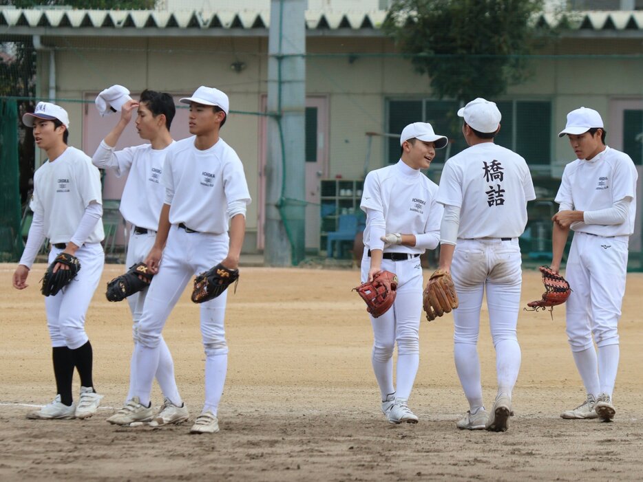 春夏あわせ21度の甲子園出場を誇る「大阪公立校の雄」市岡高校だが、近年は部員不足に悩み一時は9人まで減った。その苦境から府大会ベスト16まで復活できたワケは？ photograph by Fumi Sawai