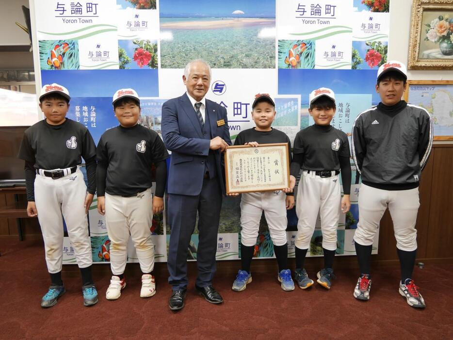 少年野球チームのメンバーと田畑克夫町長