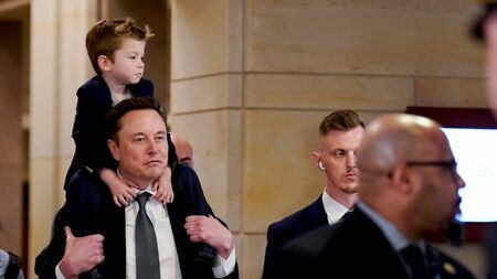 公的な役職に就く前から市場を揺るがせたイーロン・マスク氏。2025年にアメリカ発の「嵐」が来たら、日本株はどうなるだろうか（写真：ブルームバーグ）