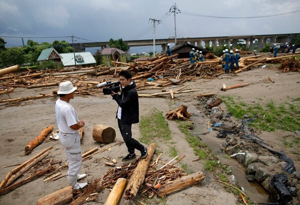 北九州豪雨の取材をする笠井さん/福岡県で2017年7月