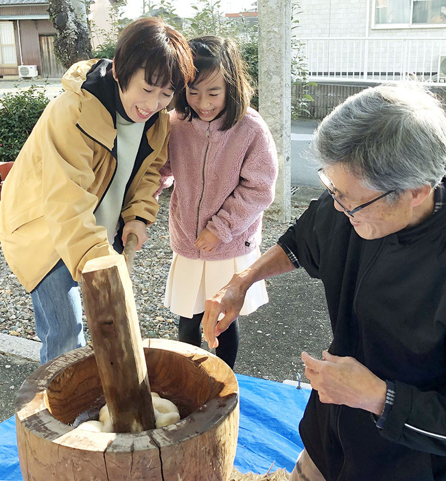 昔ながらの餅つきに挑戦する子供たち＝殿村町の殿村町公会堂で