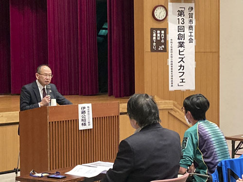 【創業ビズカフェで基調講演する伊藤氏（左奥）＝伊賀市平田で】