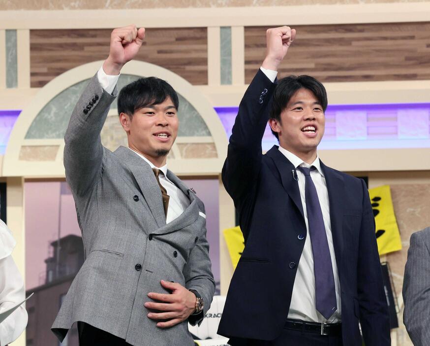 　オープニングで声を出す佐藤輝（左）と才木（撮影・中田匡峻）