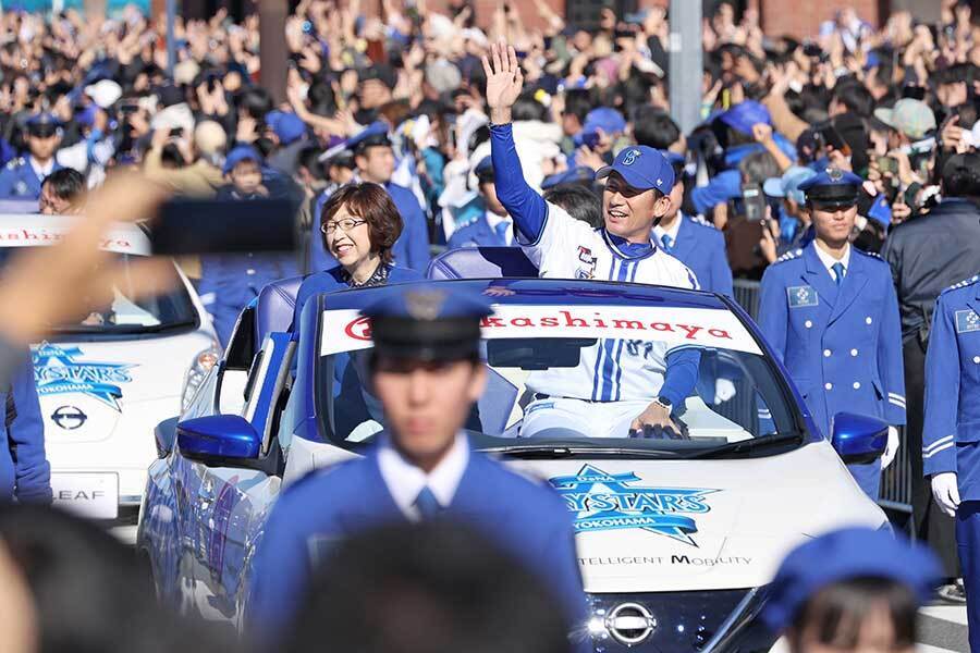 優勝パレードに参加した南場智子オーナー（左）と三浦大輔監督（右）【写真：産経新聞社】