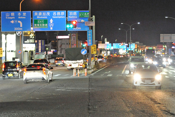 冬の死亡事故発生は夕暮れから夜が圧倒的に多い。岐阜市・岐大バイパス岐阜県庁交差点（中島みなみ撮影）。