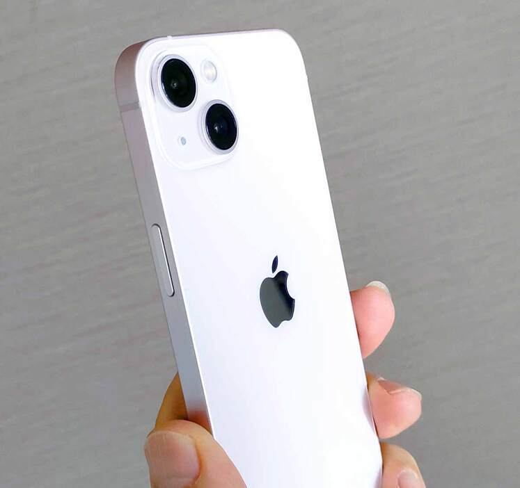 2021年9月発売のiPhone 13はデュアルカメラで見た目も古さを感じさせませんし、最新版のiOS 18も適用されます（筆者撮影）