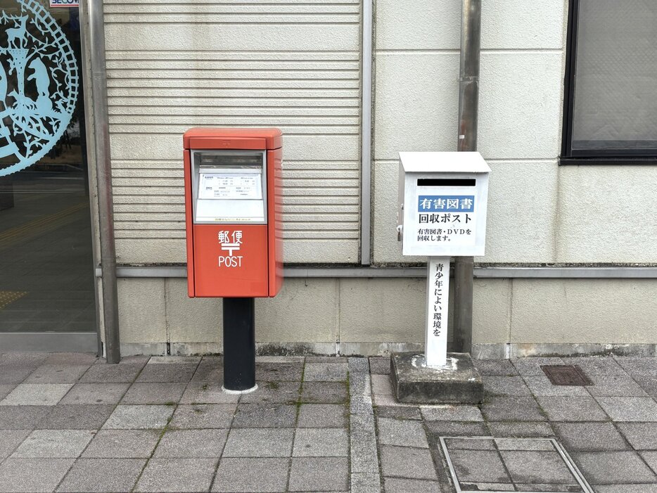 米原駅前には郵便ポストと白ポストが並んでいる（米原市内）