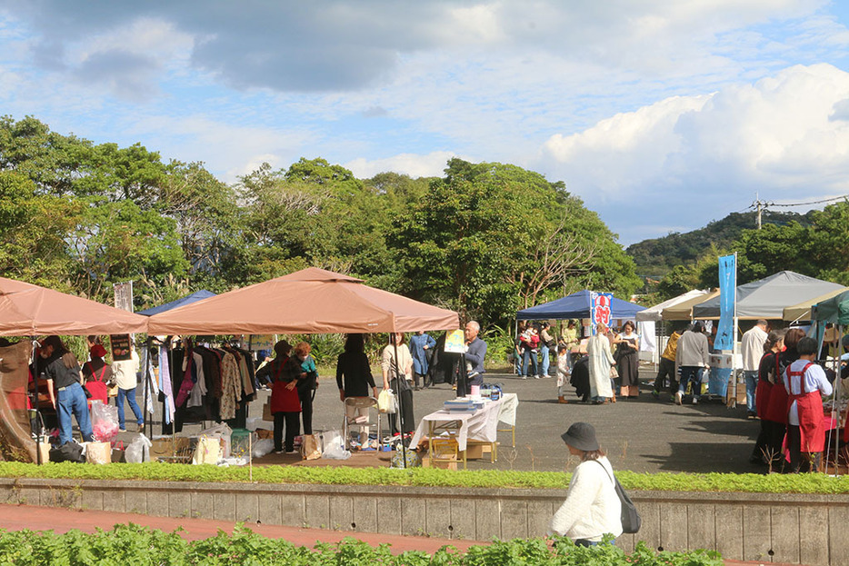 多くの来場者でにぎわった「ふれあいマルシェ」（1日、龍郷町島育ち産業館広場）